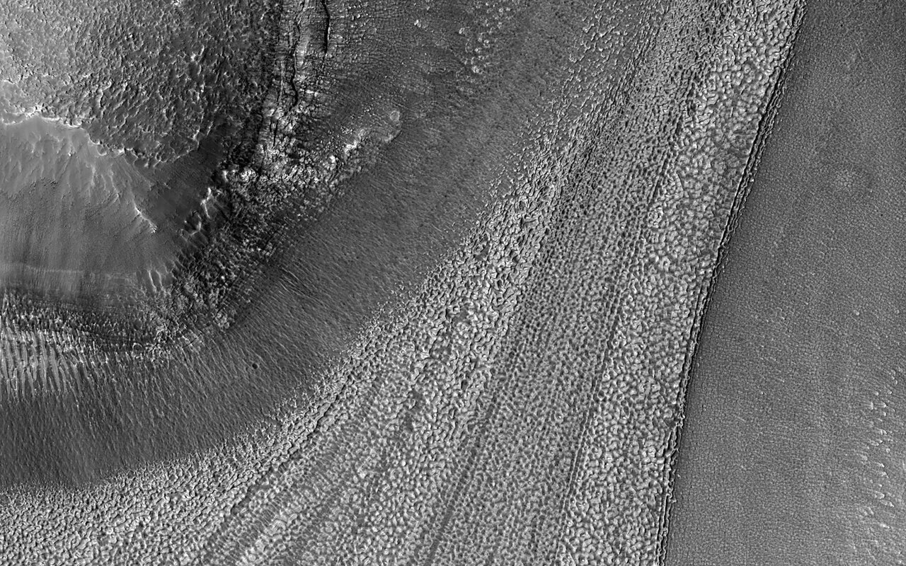 ظهور اشکال عجیب در خاک مریخ/ عکس