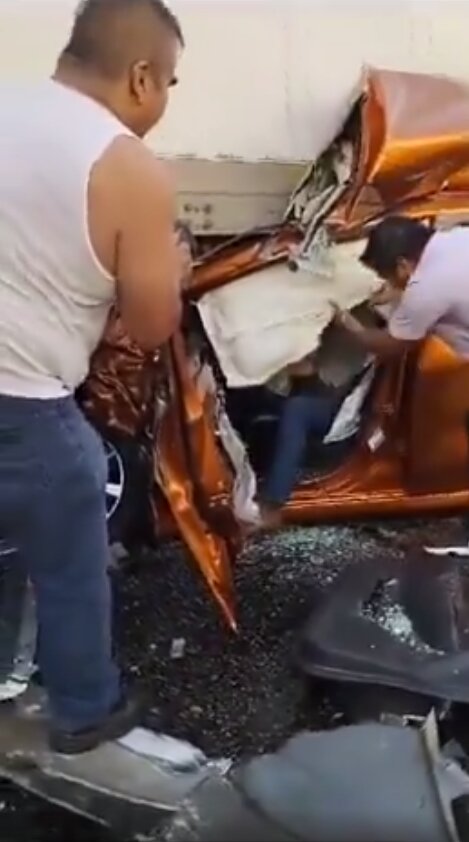 مقاومت عجیب و شگفت‌آور خودروی وارداتی بازار ایران زیر یک تریلی! /عکس و فیلم