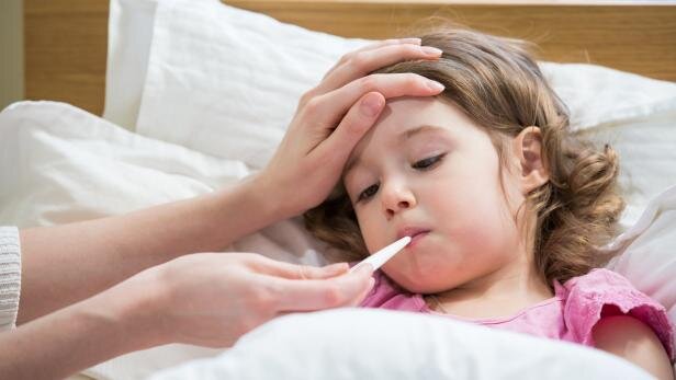 کودک‌تان تب دارد؛ چه زمانی باید به پزشک مراجعه کرد؟