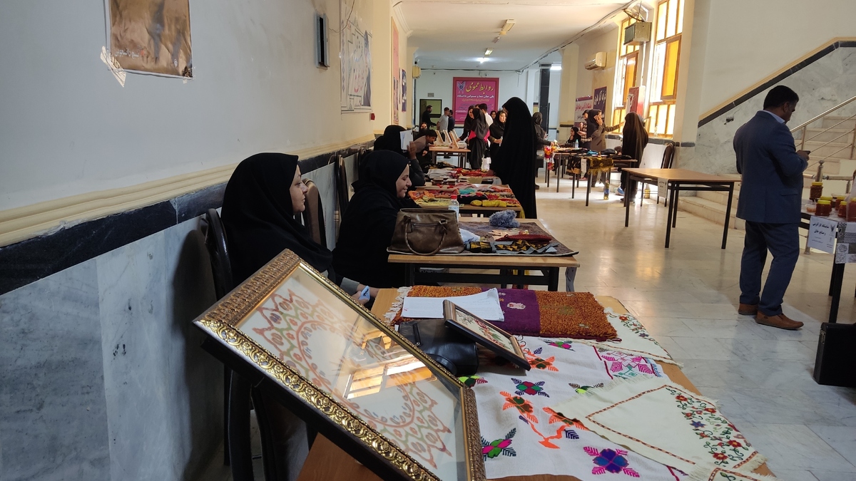 برپایی نمایشگاه کارآفرینی و صنایع‌دستی در دانشگاه آزاد کهنوج